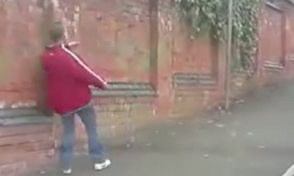 Dronken man probeert te lopen